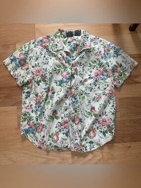 Liz wear White Floral Short-Sleeve Button-Up Shirt